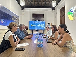Reunión con los empresarios del sector turístico.
