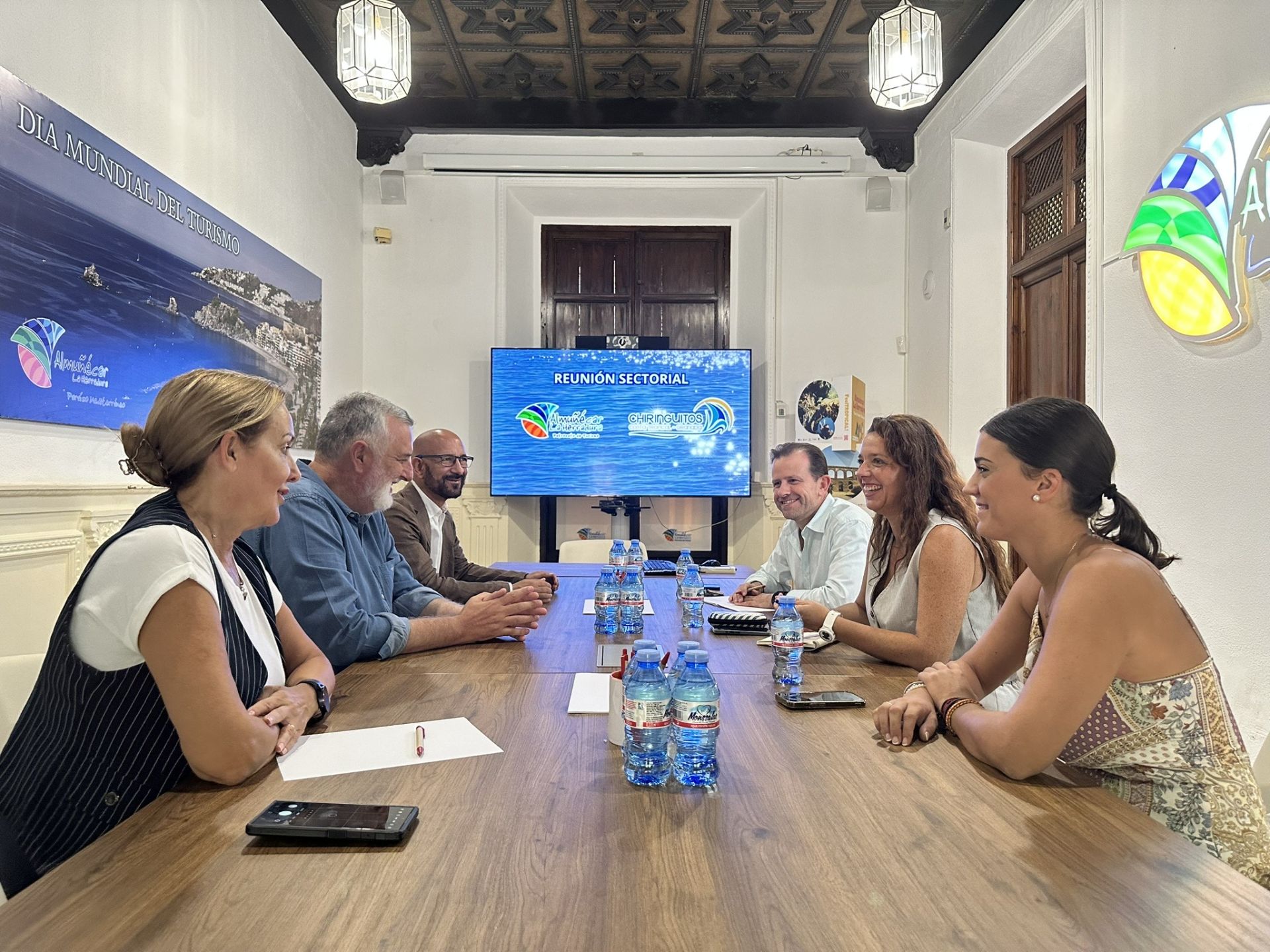 Reunión con los empresarios del sector turístico.