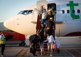 Los primeros pasajeros que llegaron en el vuelo de Amsterdam al aeropuerto de Granada.