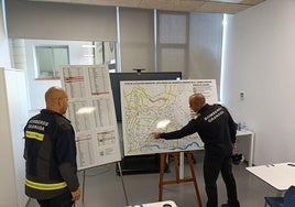 El jefe de Bomberos de Granada explica en el parque Norte la actualización del mapa de actuación.