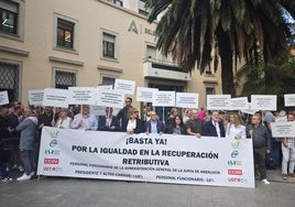 Concentración sindical de funcionarios ante la Delegación de la Junta en Jaén.