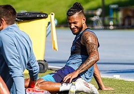 Luis Suárez realizando estiramientos en el último entrenamiento del Almería