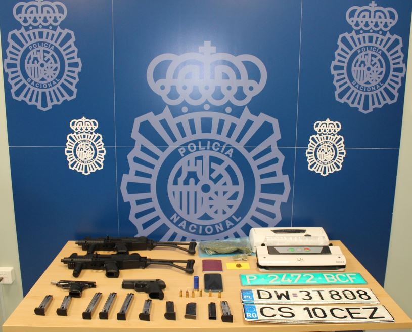 Las armas incautadas a los eslovenos detenidos.