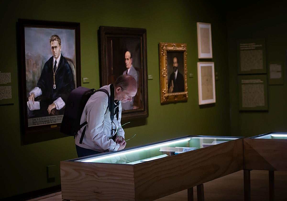 Imagen principal - a zona expositiva se divide en dos niveles y nueve secciones.