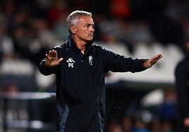 Fran Escribá tranquiliza a su equipo en Castalia.