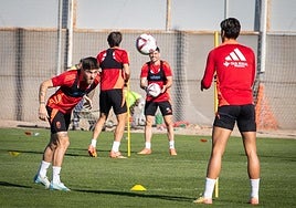 Tsitaishvili devuelve un balón con la cabeza a Corbeanu durante el entrenamiento del lunes.