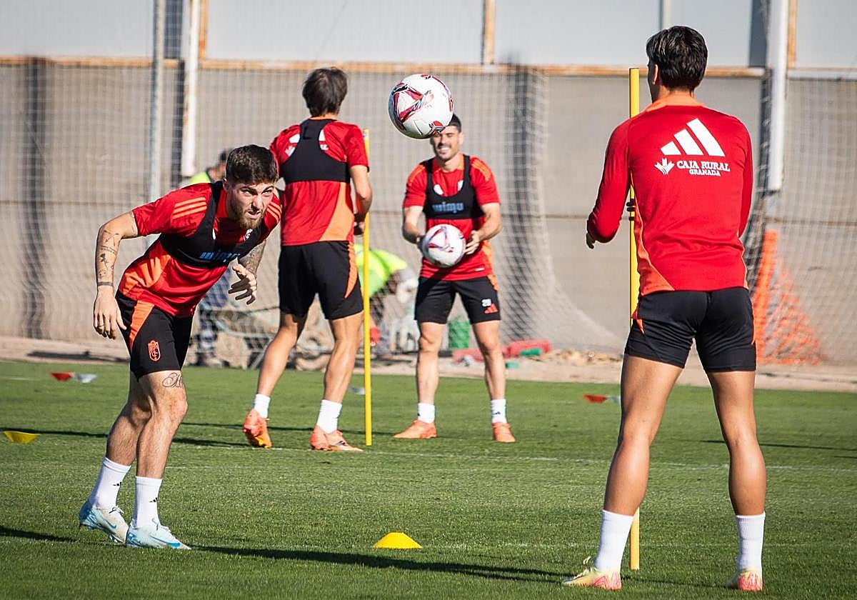 Tsitaishvili devuelve un balón con la cabeza a Corbeanu durante el entrenamiento del lunes.