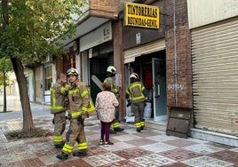 Bomberos de Granada actúa en el incendio de una tintorería en la calle Mozart.