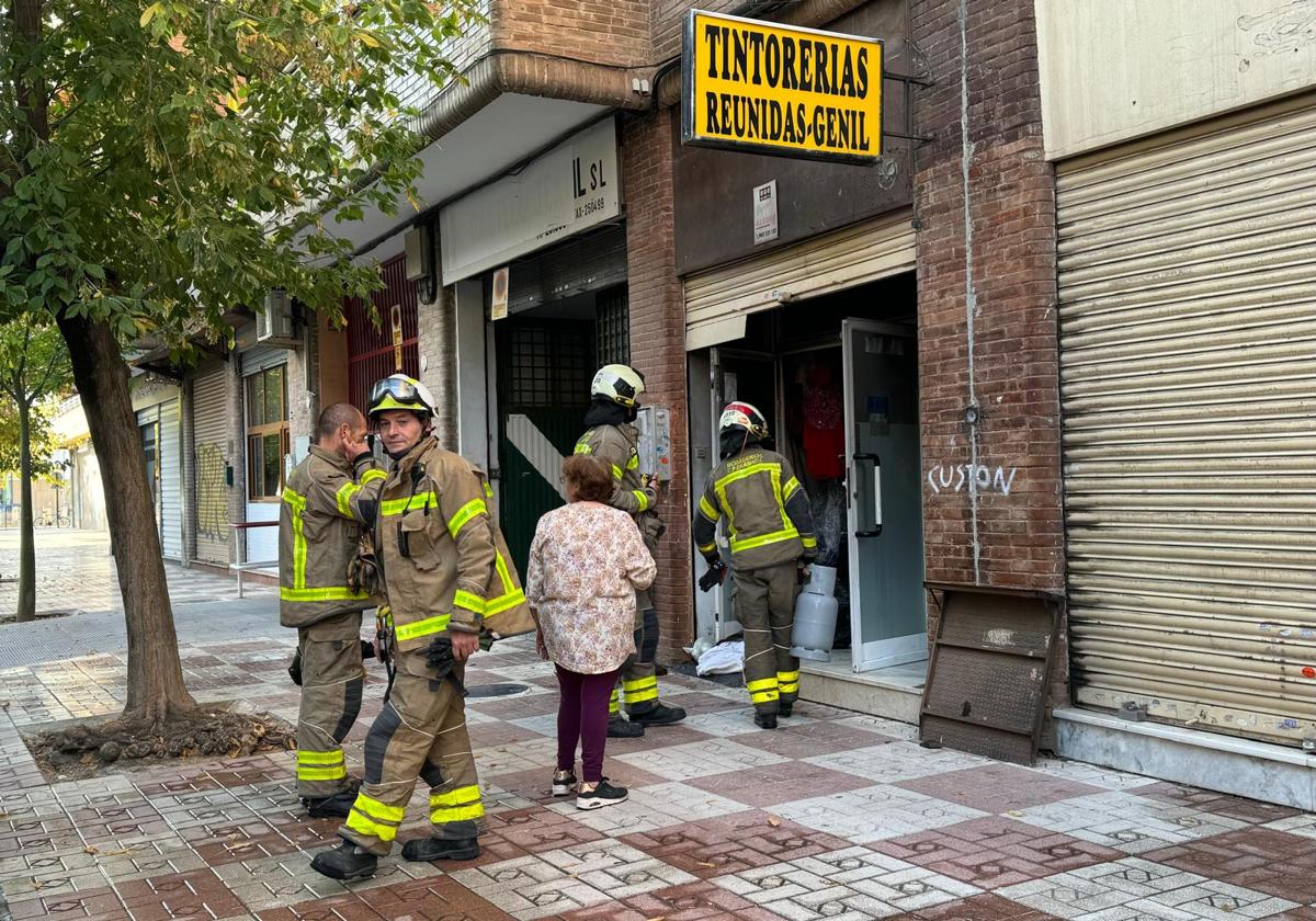 Bomberos de Granada actúa en el incendio de una tintorería en la calle Mozart.