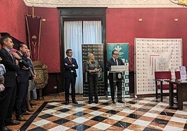 Representantes del Ayuntamiento y Caja Rural Granada en la presentación de la nueva hipoteca.