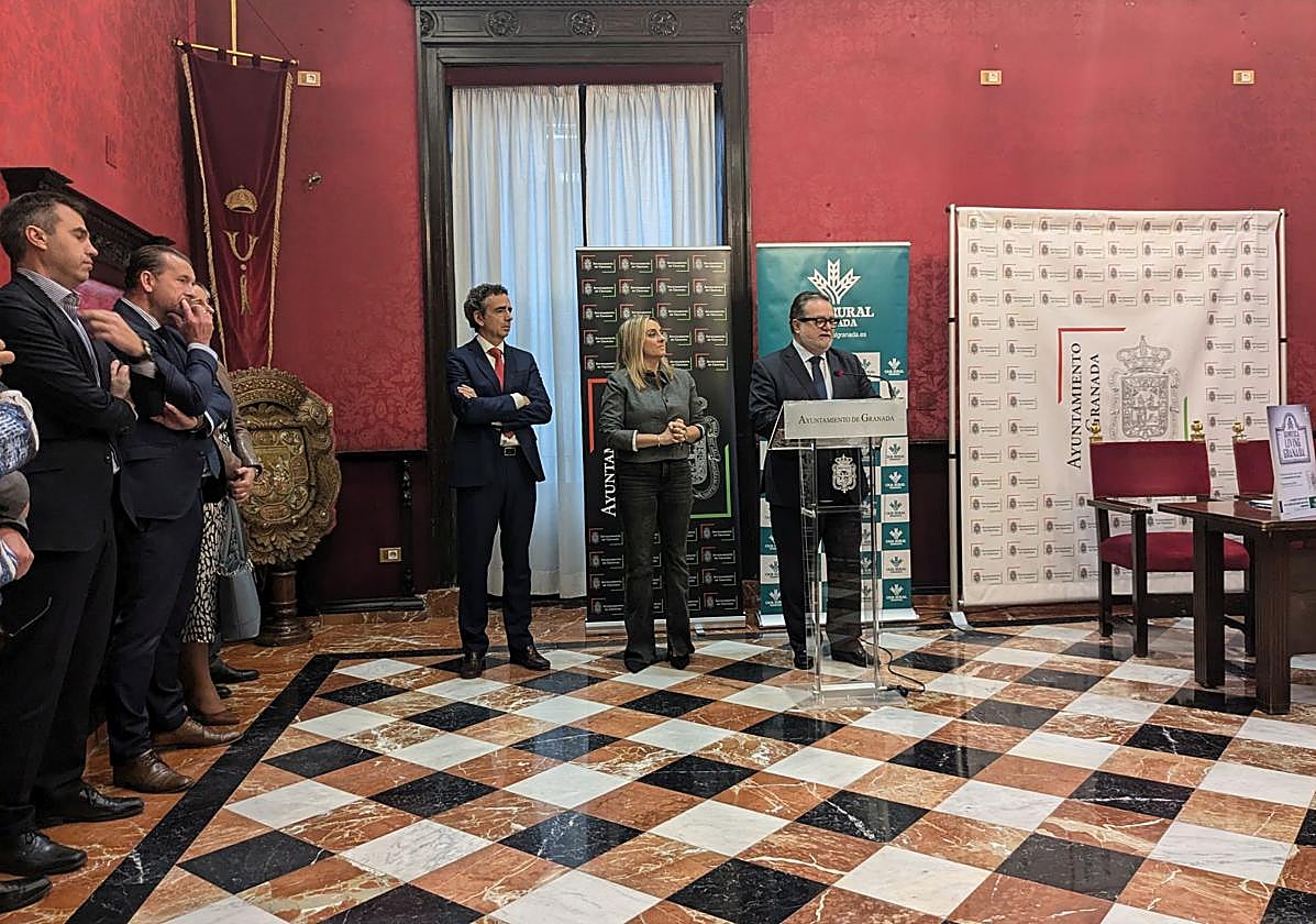 Representantes del Ayuntamiento y Caja Rural Granada en la presentación de la nueva hipoteca.