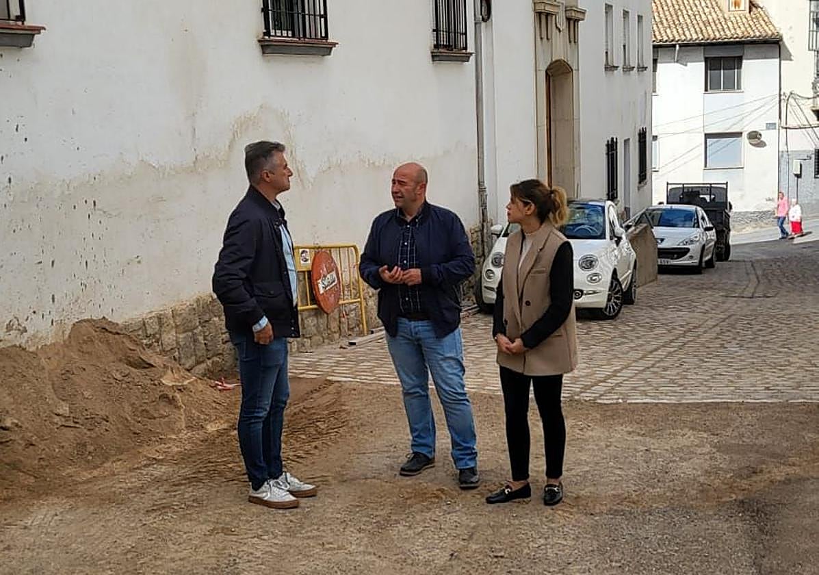 José Luis Agea, José Luis Olivares y Ainoa Caravaca visitan las obras.