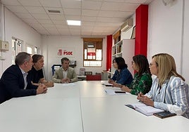Reunión de parte del grupo municipal socialista, en la sede local del PSOE.