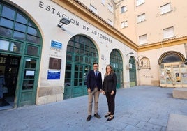 Agustín González y Carmen Colmenero, en la estación de autobús, en la plaaa de la Libertad.