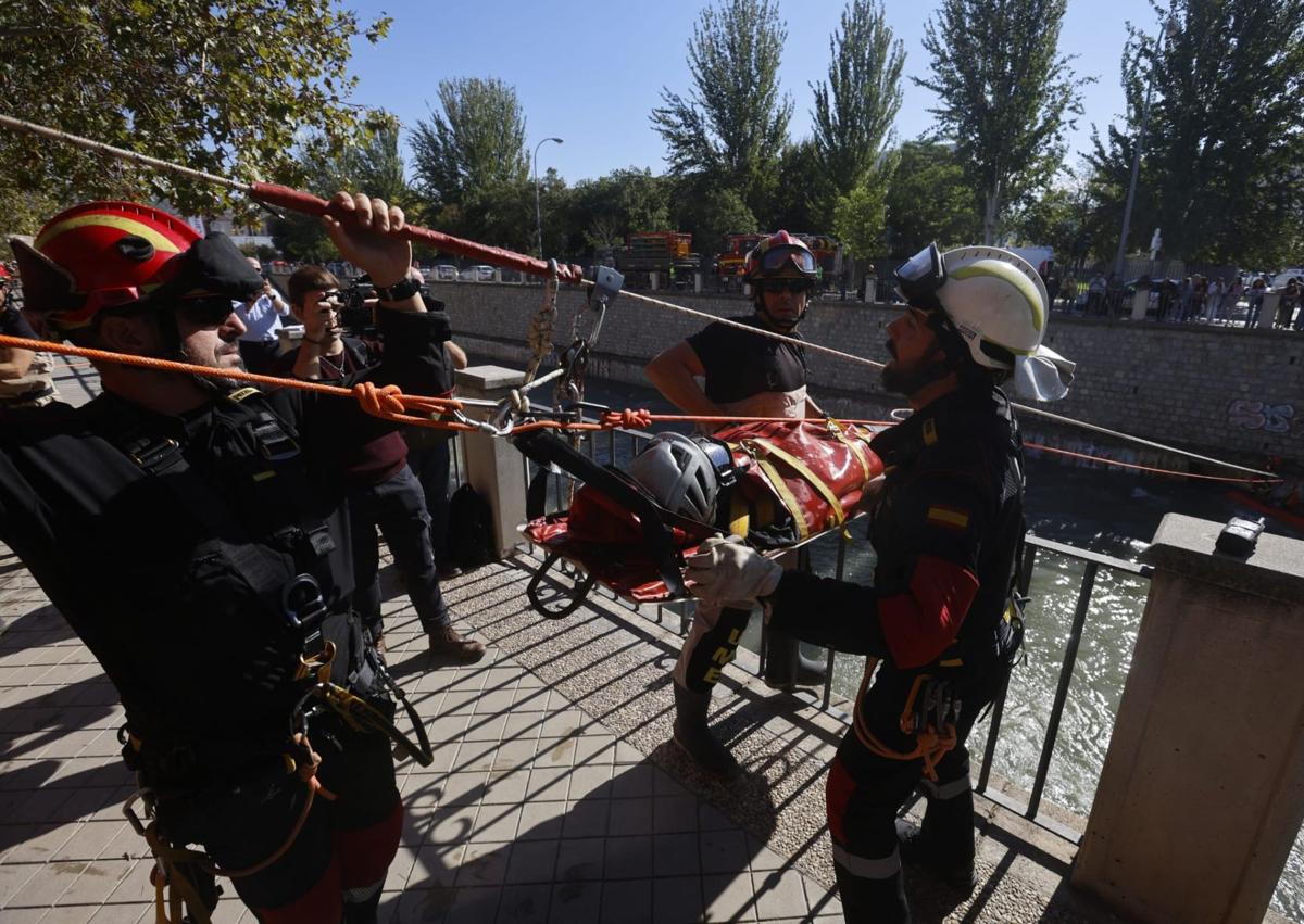 Imagen secundaria 1 - Efectivos de la UME y Bomberos de Granada terminan las maniobras de rescate en el río Genil.