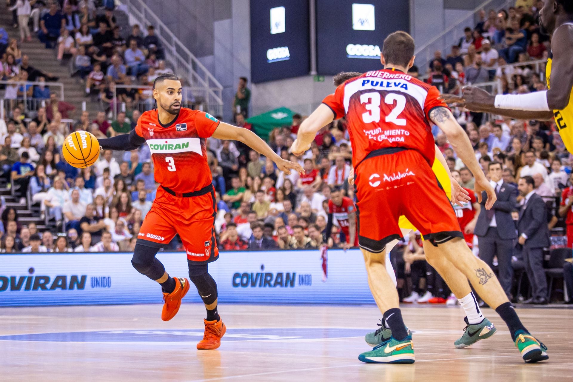 Gian Clavell elabora en ataque con la ayuda del bloqueo de Rubén Guerrero en el último partido del Covirán.