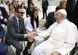 Aadel y María en la audiencia con el Papa Francisco, en la plaza de San Pedro.