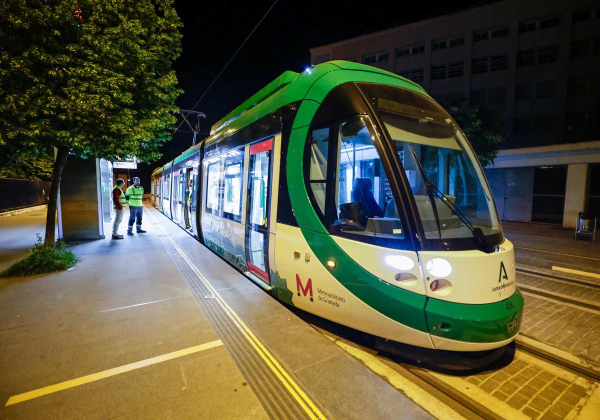 Uno de los trenes nuevos circulando en pruebas de madrugada.