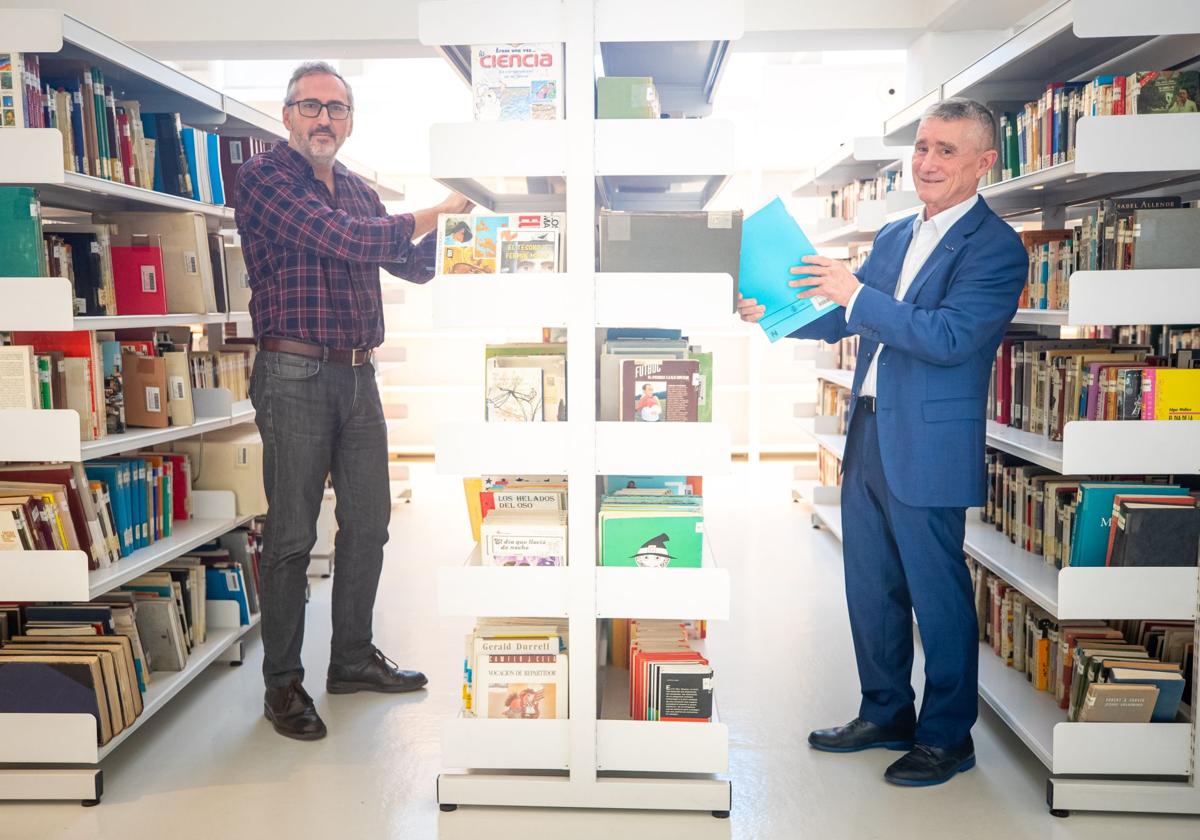 Mariano Boza, nuevo director de la Biblioteca de Andalucía, y Javier Álvarez, su responsable durante 20 años.