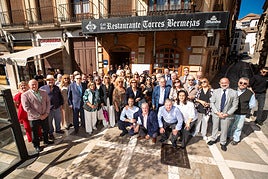 Asistentes al acto de homenaje a la familia propietarias del restaurante Torre Bermejas, que cierra a final de este mes.