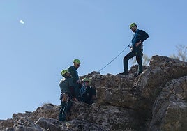 Agentes de la Guardia Civil de Granada expertos en rescates en montaña, durante un ejercicio de preparación.