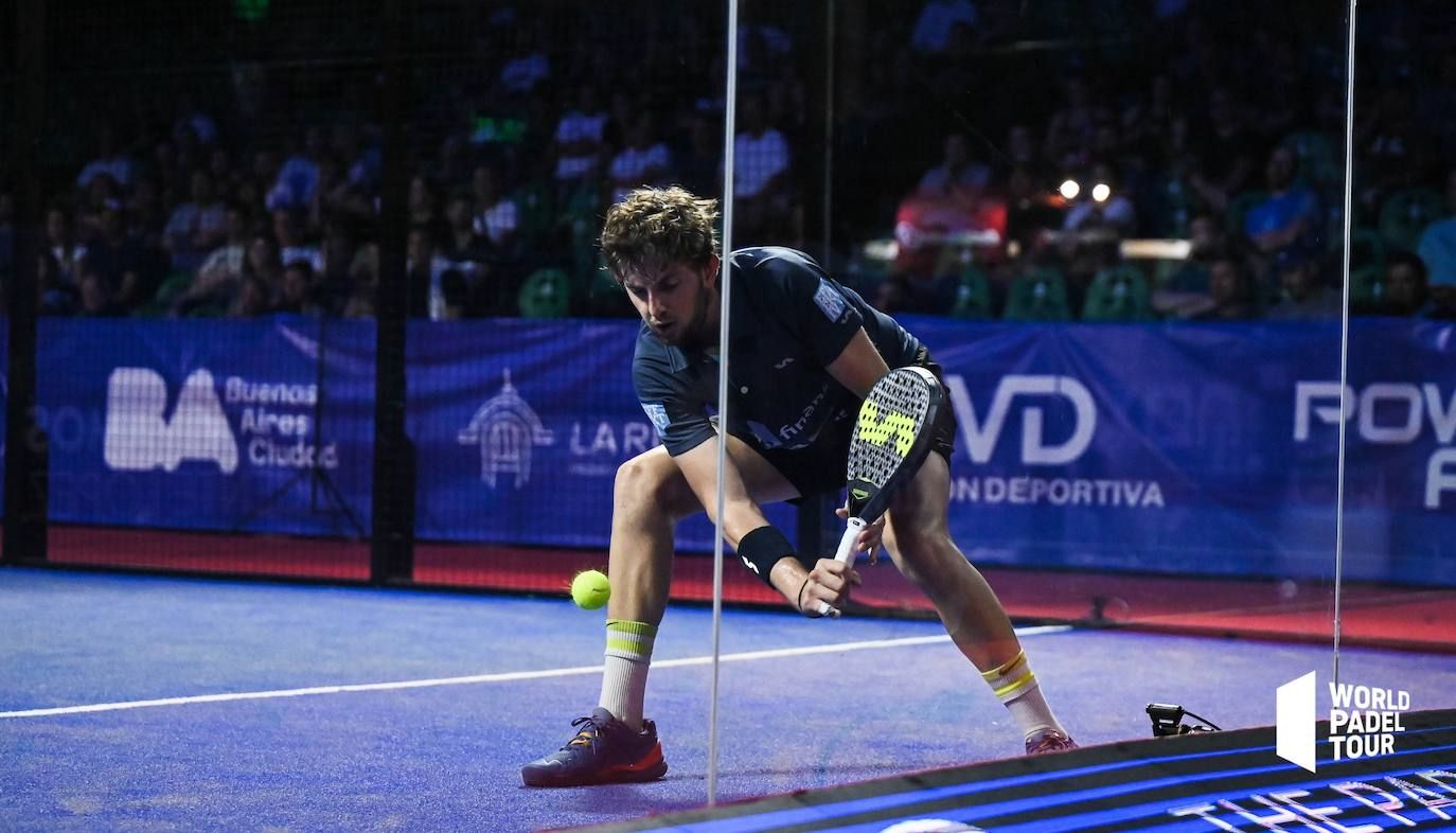 Mike Yanguas devuelve la bola tras golpear en el cristal.