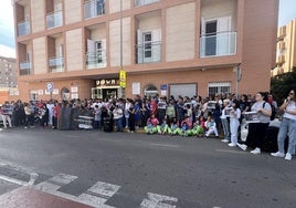 Protesta en la puerta de Asalsido.