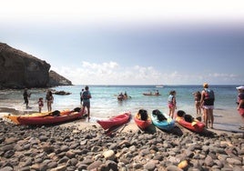 Los viajeros que eligen Almería para pasar el verano se estancan pero aumenta su gasto