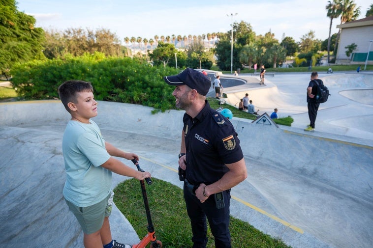 Elías conversa con Antonio José en el skate park.