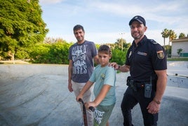 El pequeño Antonio José junto a su padre y a Elías, el policía nacional que le salvó la vida en el skate park de Motril.