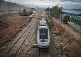 Tren circula por el ramal de Moreda que se suprimirá si finalmente se acomete la variante.