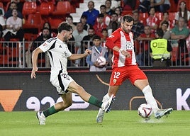 Leo Baptistao, que conduce el balón acosado por Javi Rueda, abrió y, además, puso el segundo gol rojiblanco.