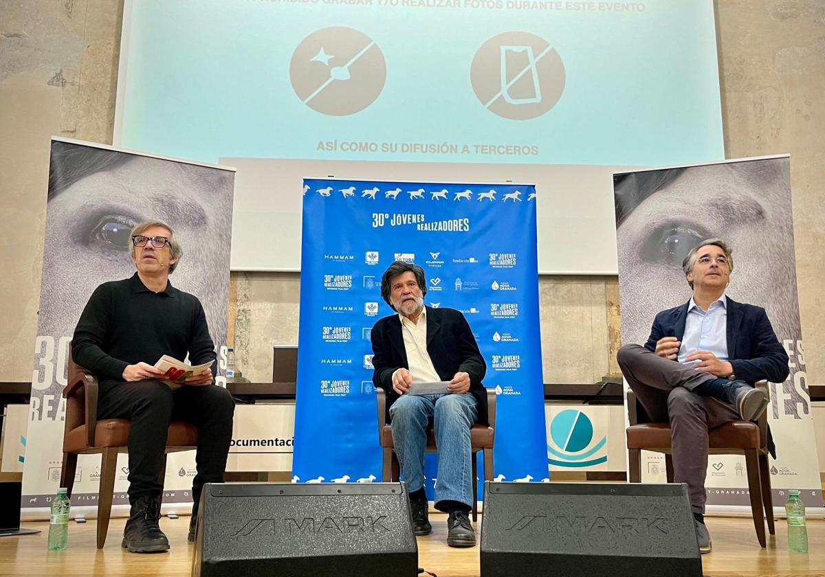 Sánchez-Mesa, Víctor Erice y Alfonso Crespo, en el salón de actos de la Facultad de Comunicación.