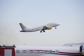 Un avión de Vueling despega en el Aeropuerto Federico García Lorca Granada-Jaén, en una imagen de archivo.