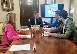 Reunión del alcalde de Jaén con homólogos de municipios de más de 20.000 habitantes para abordar la situación ferroviaria.