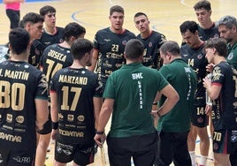 Javier Elvira, entrenador del Ciudad de Granada de balonmano, da instrucciones a sus jugadores.