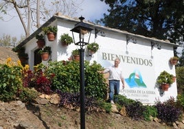 El empleado del Ayuntamiento de Alpujarra de la Sierra, Francisco Mingorance, embelleciendo el local que contiene la báscula de los becerros.