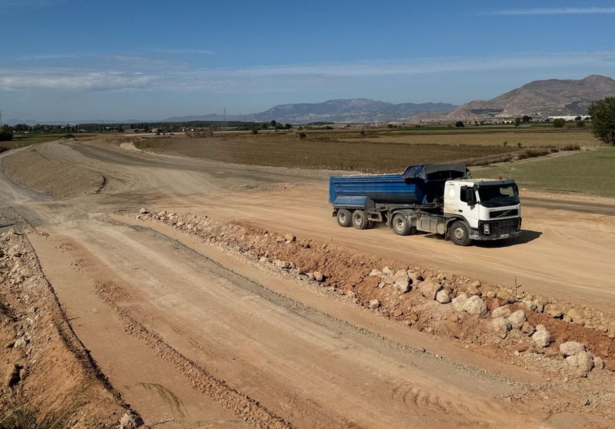 Imagen principal - Movimientos de tierra en las obras de la GR-43, en el tramo que entrará a Granada.