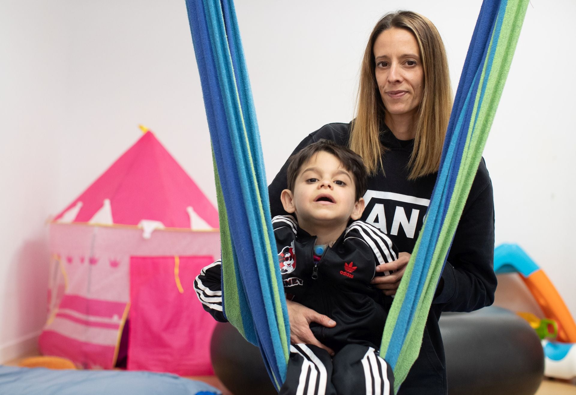 Raquel con su hijo Miguel.