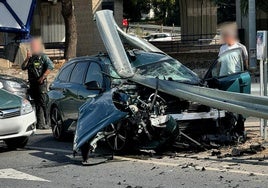 Vehículo accidentado en la rotonda de acceso a la Circunvalación y a la A-92.