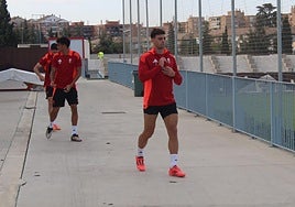 Lucas Boyé salta al entrenamiento de este viernes seguido por Reinier y Sergio Ruiz.