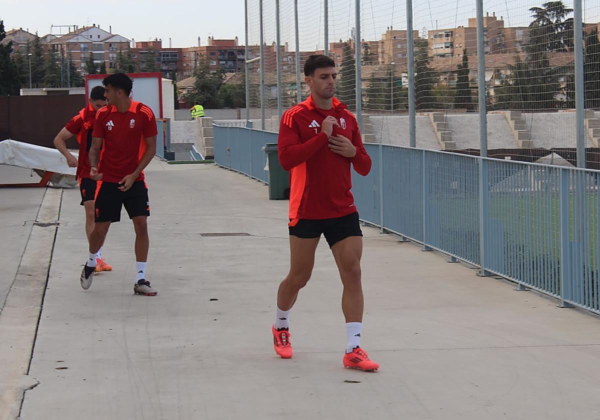 Lucas Boyé salta al entrenamiento de este viernes seguido por Reinier y Sergio Ruiz.
