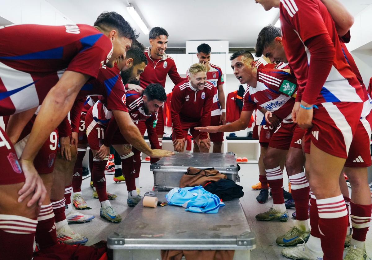 Myrto Uzuni arenga a sus compañeros tras la victoria en Castalia.