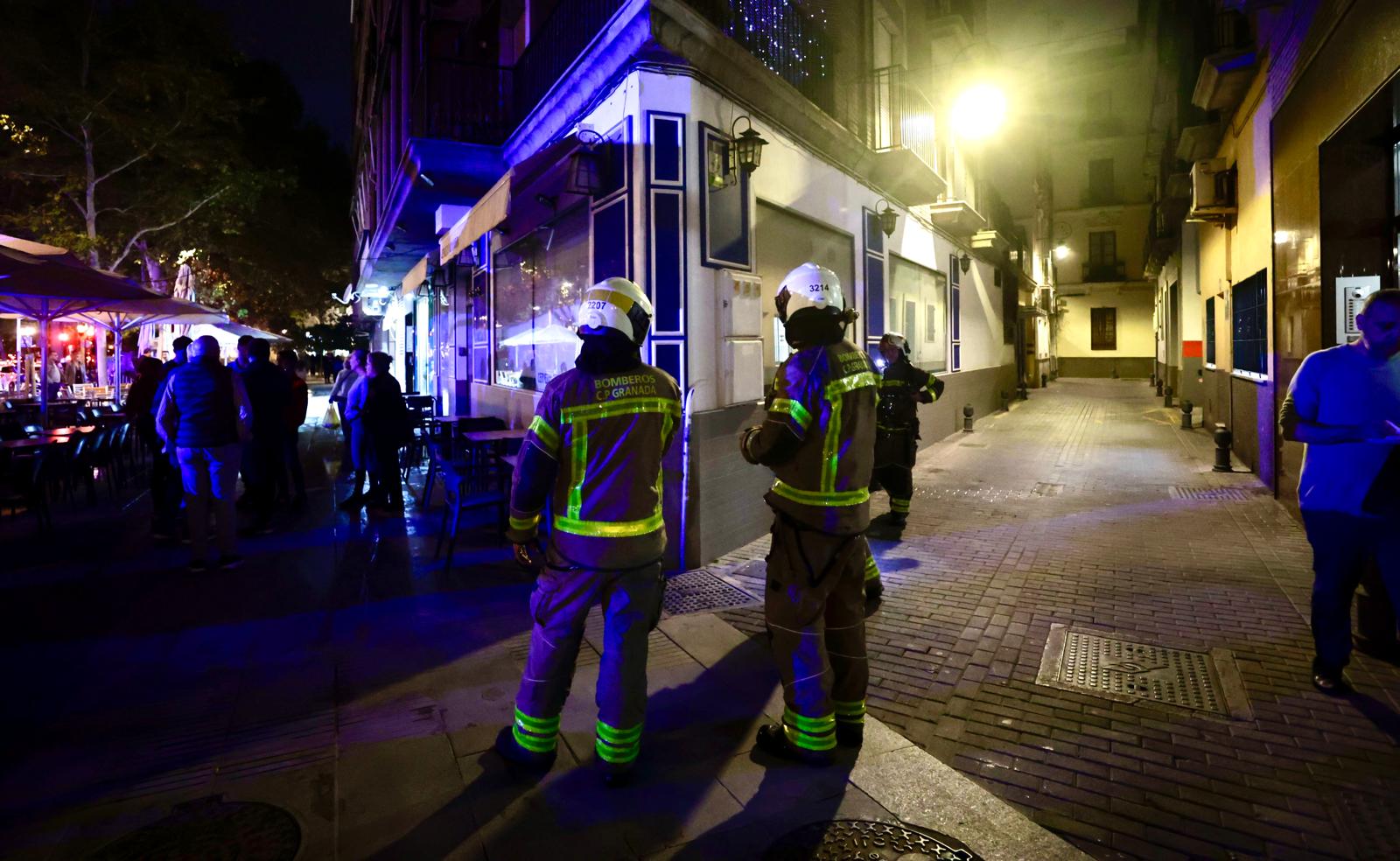 Bomberos trabajan en el lugar del incendio.