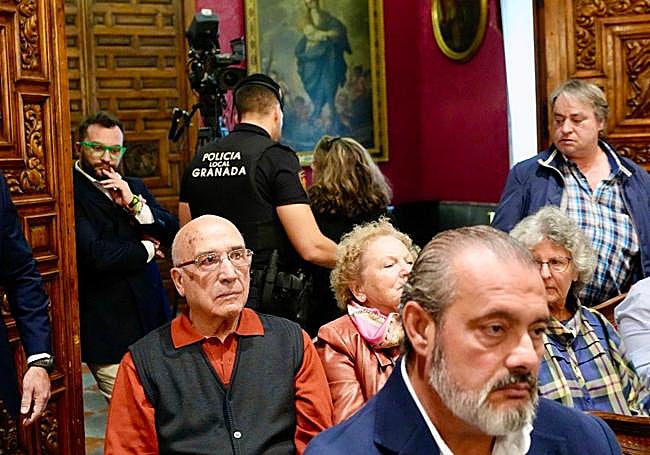 La señora desalojada del pleno.