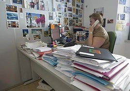 Una trabajadora municipal atiende un servicio en su despacho.