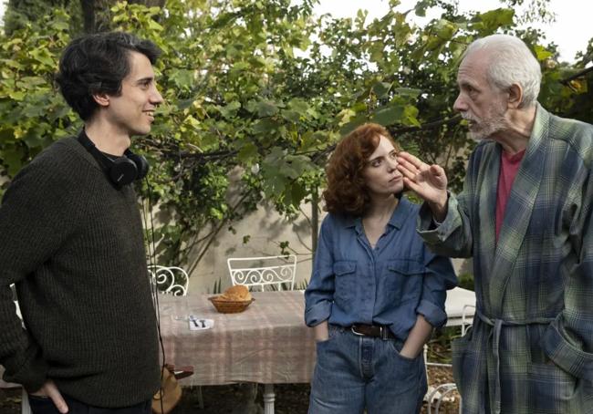 Jonás Trueba, Itsano Arana y Fernando Trueba, durante el rodaje de 'Volveréis'.