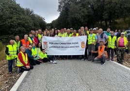 Cabecera de la marcha convocada por los ayuntamientos de Valdepeñas de Jaén y Castillo de Locubín.