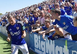 Javi Lara celebrando un gol junto al Fondo Marcador, donde hoy volverá a cantar Infierno Azulillo.