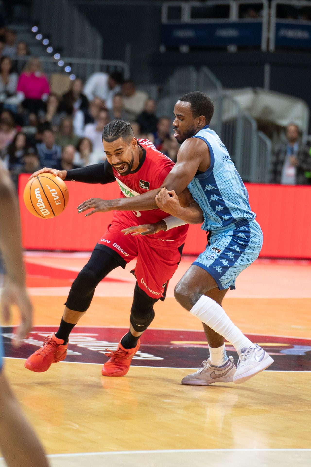 Gian Clavell inicia un ataque defendido por Harding en el partido disputado esta noche en el Principado.